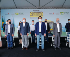O governador Carlos Massa Ratinho Junior entregou 45 ônibus escolares para serem usados prioritariamente por estudantes residentes em áreas rurais e ribeirinhas do Paraná. A entrega foi nesta terça-feira (15). O objetivo é renovar, ampliar a padronizar a frota de veículos escolares da Rede Pública de Ensino. Adaptados com tração nas quatro rodas e acessibilidade para os portadores de algum tipo de deficiência, os veículos vão atender 39 municípios, de diferentes regiões, nesta primeira fase.
