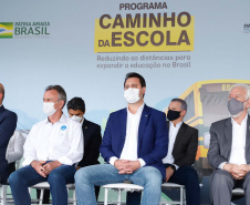 O governador Carlos Massa Ratinho Junior entregou 45 ônibus escolares para serem usados prioritariamente por estudantes residentes em áreas rurais e ribeirinhas do Paraná. A entrega foi nesta terça-feira (15). O objetivo é renovar, ampliar a padronizar a frota de veículos escolares da Rede Pública de Ensino. Adaptados com tração nas quatro rodas e acessibilidade para os portadores de algum tipo de deficiência, os veículos vão atender 39 municípios, de diferentes regiões, nesta primeira fase.