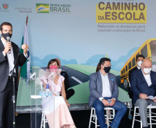 O governador Carlos Massa Ratinho Junior entregou 45 ônibus escolares para serem usados prioritariamente por estudantes residentes em áreas rurais e ribeirinhas do Paraná. A entrega foi nesta terça-feira (15). O objetivo é renovar, ampliar a padronizar a frota de veículos escolares da Rede Pública de Ensino. Adaptados com tração nas quatro rodas e acessibilidade para os portadores de algum tipo de deficiência, os veículos vão atender 39 municípios, de diferentes regiões, nesta primeira fase.
