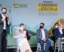 O governador Carlos Massa Ratinho Junior entregou 45 ônibus escolares para serem usados prioritariamente por estudantes residentes em áreas rurais e ribeirinhas do Paraná. A entrega foi nesta terça-feira (15). O objetivo é renovar, ampliar a padronizar a frota de veículos escolares da Rede Pública de Ensino. Adaptados com tração nas quatro rodas e acessibilidade para os portadores de algum tipo de deficiência, os veículos vão atender 39 municípios, de diferentes regiões, nesta primeira fase.