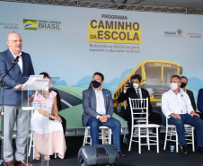 O governador Carlos Massa Ratinho Junior entregou 45 ônibus escolares para serem usados prioritariamente por estudantes residentes em áreas rurais e ribeirinhas do Paraná. A entrega foi nesta terça-feira (15). O objetivo é renovar, ampliar a padronizar a frota de veículos escolares da Rede Pública de Ensino. Adaptados com tração nas quatro rodas e acessibilidade para os portadores de algum tipo de deficiência, os veículos vão atender 39 municípios, de diferentes regiões, nesta primeira fase.