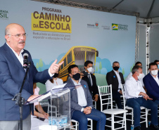 O governador Carlos Massa Ratinho Junior entregou 45 ônibus escolares para serem usados prioritariamente por estudantes residentes em áreas rurais e ribeirinhas do Paraná. A entrega foi nesta terça-feira (15). O objetivo é renovar, ampliar a padronizar a frota de veículos escolares da Rede Pública de Ensino. Adaptados com tração nas quatro rodas e acessibilidade para os portadores de algum tipo de deficiência, os veículos vão atender 39 municípios, de diferentes regiões, nesta primeira fase.