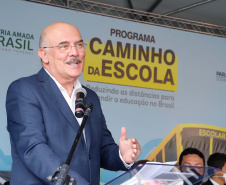 O governador Carlos Massa Ratinho Junior entregou 45 ônibus escolares para serem usados prioritariamente por estudantes residentes em áreas rurais e ribeirinhas do Paraná. A entrega foi nesta terça-feira (15). O objetivo é renovar, ampliar a padronizar a frota de veículos escolares da Rede Pública de Ensino. Adaptados com tração nas quatro rodas e acessibilidade para os portadores de algum tipo de deficiência, os veículos vão atender 39 municípios, de diferentes regiões, nesta primeira fase.