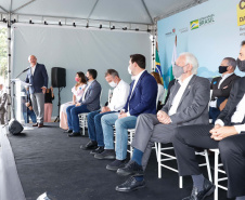 O governador Carlos Massa Ratinho Junior entregou 45 ônibus escolares para serem usados prioritariamente por estudantes residentes em áreas rurais e ribeirinhas do Paraná. A entrega foi nesta terça-feira (15). O objetivo é renovar, ampliar a padronizar a frota de veículos escolares da Rede Pública de Ensino. Adaptados com tração nas quatro rodas e acessibilidade para os portadores de algum tipo de deficiência, os veículos vão atender 39 municípios, de diferentes regiões, nesta primeira fase.