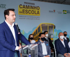 O governador Carlos Massa Ratinho Junior entregou 45 ônibus escolares para serem usados prioritariamente por estudantes residentes em áreas rurais e ribeirinhas do Paraná. A entrega foi nesta terça-feira (15). O objetivo é renovar, ampliar a padronizar a frota de veículos escolares da Rede Pública de Ensino. Adaptados com tração nas quatro rodas e acessibilidade para os portadores de algum tipo de deficiência, os veículos vão atender 39 municípios, de diferentes regiões, nesta primeira fase.