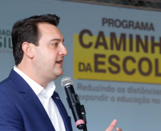 O governador Carlos Massa Ratinho Junior entregou 45 ônibus escolares para serem usados prioritariamente por estudantes residentes em áreas rurais e ribeirinhas do Paraná. A entrega foi nesta terça-feira (15). O objetivo é renovar, ampliar a padronizar a frota de veículos escolares da Rede Pública de Ensino. Adaptados com tração nas quatro rodas e acessibilidade para os portadores de algum tipo de deficiência, os veículos vão atender 39 municípios, de diferentes regiões, nesta primeira fase.
