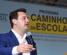 O governador Carlos Massa Ratinho Junior entregou 45 ônibus escolares para serem usados prioritariamente por estudantes residentes em áreas rurais e ribeirinhas do Paraná. A entrega foi nesta terça-feira (15). O objetivo é renovar, ampliar a padronizar a frota de veículos escolares da Rede Pública de Ensino. Adaptados com tração nas quatro rodas e acessibilidade para os portadores de algum tipo de deficiência, os veículos vão atender 39 municípios, de diferentes regiões, nesta primeira fase.