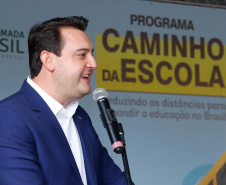 O governador Carlos Massa Ratinho Junior entregou 45 ônibus escolares para serem usados prioritariamente por estudantes residentes em áreas rurais e ribeirinhas do Paraná. A entrega foi nesta terça-feira (15). O objetivo é renovar, ampliar a padronizar a frota de veículos escolares da Rede Pública de Ensino. Adaptados com tração nas quatro rodas e acessibilidade para os portadores de algum tipo de deficiência, os veículos vão atender 39 municípios, de diferentes regiões, nesta primeira fase.