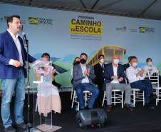 O governador Carlos Massa Ratinho Junior entregou 45 ônibus escolares para serem usados prioritariamente por estudantes residentes em áreas rurais e ribeirinhas do Paraná. A entrega foi nesta terça-feira (15). O objetivo é renovar, ampliar a padronizar a frota de veículos escolares da Rede Pública de Ensino. Adaptados com tração nas quatro rodas e acessibilidade para os portadores de algum tipo de deficiência, os veículos vão atender 39 municípios, de diferentes regiões, nesta primeira fase.