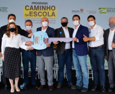 O governador Carlos Massa Ratinho Junior entregou 45 ônibus escolares para serem usados prioritariamente por estudantes residentes em áreas rurais e ribeirinhas do Paraná. A entrega foi nesta terça-feira (15). O objetivo é renovar, ampliar a padronizar a frota de veículos escolares da Rede Pública de Ensino. Adaptados com tração nas quatro rodas e acessibilidade para os portadores de algum tipo de deficiência, os veículos vão atender 39 municípios, de diferentes regiões, nesta primeira fase.
