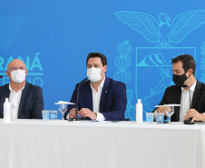 O governador Carlos Massa Ratinho Junior participa  nesta terca-feira (15), de coletiva de imprensa   para esclarecer dúvidas sobre o retorno presencial das aulas na Rede Pública de Ensino do Paraná,  acompanhado do ministro da Educação, Milton Ribeiro e do secretario de Educacao Renato Feder. Curitiba, 15/11/2020. Foto: Geraldo Bubniak/AEN