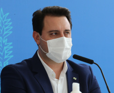 O governador Carlos Massa Ratinho Junior participa  nesta terca-feira (15), de coletiva de imprensa   para esclarecer dúvidas sobre o retorno presencial das aulas na Rede Pública de Ensino do Paraná,  acompanhado do ministro da Educação, Milton Ribeiro e do secretario de Educacao Renato Feder. Curitiba, 15/11/2020. Foto: Geraldo Bubniak/AEN