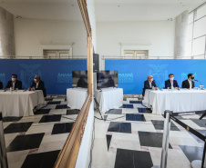O governador Carlos Massa Ratinho Junior participa  nesta terca-feira (15), de coletiva de imprensa   para esclarecer dúvidas sobre o retorno presencial das aulas na Rede Pública de Ensino do Paraná,  acompanhado do ministro da Educação, Milton Ribeiro e do secretario de Educacao Renato Feder. Curitiba, 15/11/2020. Foto: Geraldo Bubniak/AEN