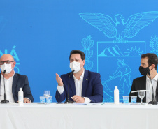O governador Carlos Massa Ratinho Junior participa  nesta terca-feira (15), de coletiva de imprensa   para esclarecer dúvidas sobre o retorno presencial das aulas na Rede Pública de Ensino do Paraná,  acompanhado do ministro da Educação, Milton Ribeiro e do secretario de Educacao Renato Feder. Curitiba, 15/11/2020. Foto: Geraldo Bubniak/AEN