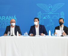 O governador Carlos Massa Ratinho Junior participa  nesta terca-feira (15), de coletiva de imprensa   para esclarecer dúvidas sobre o retorno presencial das aulas na Rede Pública de Ensino do Paraná,  acompanhado do ministro da Educação, Milton Ribeiro e do secretario de Educacao Renato Feder. Curitiba, 15/11/2020. Foto: Geraldo Bubniak/AEN