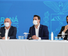 O governador Carlos Massa Ratinho Junior participa  nesta terca-feira (15), de coletiva de imprensa   para esclarecer dúvidas sobre o retorno presencial das aulas na Rede Pública de Ensino do Paraná,  acompanhado do ministro da Educação, Milton Ribeiro e do secretario de Educacao Renato Feder. Curitiba, 15/11/2020. Foto: Geraldo Bubniak/AEN