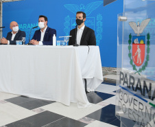 O governador Carlos Massa Ratinho Junior participa  nesta terca-feira (15), de coletiva de imprensa   para esclarecer dúvidas sobre o retorno presencial das aulas na Rede Pública de Ensino do Paraná,  acompanhado do ministro da Educação, Milton Ribeiro e do secretario de Educacao Renato Feder. Curitiba, 15/11/2020. Foto: Geraldo Bubniak/AEN