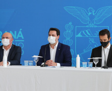 O governador Carlos Massa Ratinho Junior participa  nesta terca-feira (15), de coletiva de imprensa   para esclarecer dúvidas sobre o retorno presencial das aulas na Rede Pública de Ensino do Paraná,  acompanhado do ministro da Educação, Milton Ribeiro e do secretario de Educacao Renato Feder. Curitiba, 15/11/2020. Foto: Geraldo Bubniak/AEN
