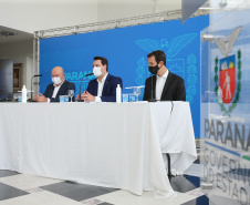O governador Carlos Massa Ratinho Junior participa  nesta terca-feira (15), de coletiva de imprensa   para esclarecer dúvidas sobre o retorno presencial das aulas na Rede Pública de Ensino do Paraná,  acompanhado do ministro da Educação, Milton Ribeiro e do secretario de Educacao Renato Feder. Curitiba, 15/11/2020. Foto: Geraldo Bubniak/AEN