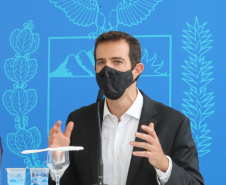 O governador Carlos Massa Ratinho Junior participa  nesta terca-feira (15), de coletiva de imprensa   para esclarecer dúvidas sobre o retorno presencial das aulas na Rede Pública de Ensino do Paraná,  acompanhado do ministro da Educação, Milton Ribeiro e do secretario de Educacao Renato Feder. Curitiba, 15/11/2020. Foto: Geraldo Bubniak/AEN