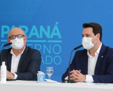 O governador Carlos Massa Ratinho Junior participa  nesta terca-feira (15), de coletiva de imprensa   para esclarecer dúvidas sobre o retorno presencial das aulas na Rede Pública de Ensino do Paraná,  acompanhado do ministro da Educação, Milton Ribeiro e do secretario de Educacao Renato Feder. Curitiba, 15/11/2020. Foto: Geraldo Bubniak/AEN