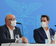 O governador Carlos Massa Ratinho Junior participa  nesta terca-feira (15), de coletiva de imprensa   para esclarecer dúvidas sobre o retorno presencial das aulas na Rede Pública de Ensino do Paraná,  acompanhado do ministro da Educação, Milton Ribeiro e do secretario de Educacao Renato Feder. Curitiba, 15/11/2020. Foto: Geraldo Bubniak/AEN