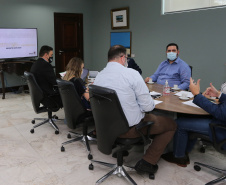 De janeiro a outubro deste ano, o governo do estado do Paraná economizou R$ 71,4 milhões com o estabelecimento do teletrabalho. A redução de gastos é referente á economia gerada nas viagens e também nas despesas fixas correntes da estrutura governamental. Os resultados foram apresentados pelo Grupo de Trabalho Inovação na Gestão de Pessoas, que analisou o impacto do teletrabalho no período da pandemia.Foto: Geraldo Bubniak/AEN