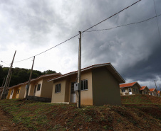 As 20 casas populares do conjunto habitacional erguido no bairro Jardim Planalto em Guaraniaçu, na região Oeste do Estado, serão entregues no começo de 2021. O empreendimento é uma parceria do Governo do Paraná, da Itaipu Binacional e da prefeitura do município e recebeu investimento de R$ 1.035.744,30. Ele se soma a projetos similares que estão em andamento em outros 15 municípios. - 02-12-2020 -  Foto: Jonathan Campos/ AEN