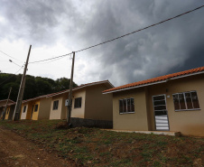 As 20 casas populares do conjunto habitacional erguido no bairro Jardim Planalto em Guaraniaçu, na região Oeste do Estado, serão entregues no começo de 2021. O empreendimento é uma parceria do Governo do Paraná, da Itaipu Binacional e da prefeitura do município e recebeu investimento de R$ 1.035.744,30. Ele se soma a projetos similares que estão em andamento em outros 15 municípios. - 02-12-2020 -  Foto: Jonathan Campos/ AEN