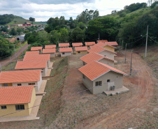 As 20 casas populares do conjunto habitacional erguido no bairro Jardim Planalto em Guaraniaçu, na região Oeste do Estado, serão entregues no começo de 2021. O empreendimento é uma parceria do Governo do Paraná, da Itaipu Binacional e da prefeitura do município e recebeu investimento de R$ 1.035.744,30. Ele se soma a projetos similares que estão em andamento em outros 15 municípios. - 02-12-2020 -  Foto: Alessandro Vieira/ AEN