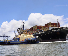 Ampliada a capacidadede carregamento de contêineres no Porto de Paranaguá.