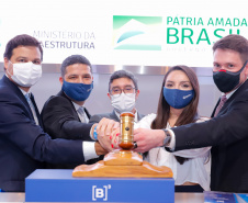 Paraná passa a ser o primeiro Estado do Brasil a conceder um terminal portuário por decisão própria. O terminal PAR12 tem 74,1 mil metros quadrados de área e capacidade estática para 4 mil veículos e armazenagem anual de 120 mil veículos.