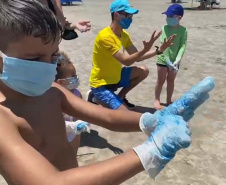 Acadêmicos de enfermagem orientam crianças sobre higiene das mãos
. Foto: SESA