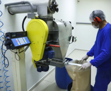  Está instalada em Pato Bragado, no Oeste do Paraná, a Unidade de Produção de Extratos da Sustentec Agricultores Associados. Trata-se de uma instituição que agrupa produtores e técnicos que tem por objetivo criar soluções para a promoção do desenvolvimento sustentável na cadeia produtiva de plantas medicinais.