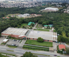 Instalada em Colombo, na Região Metropolitana de Curitiba, a Herbarium é líder no mercado de fitoterápicos no País. A empresa tem 35 anos e 450 colaboradores produzindo, em média, 650 mil unidades de medicamentos por mês.