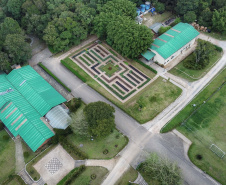 Instalada em Colombo, na Região Metropolitana de Curitiba, a Herbarium é líder no mercado de fitoterápicos no País. A empresa tem 35 anos e 450 colaboradores produzindo, em média, 650 mil unidades de medicamentos por mês.