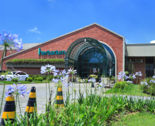 Instalada em Colombo, na Região Metropolitana de Curitiba, a Herbarium é líder no mercado de fitoterápicos no País. A empresa tem 35 anos e 450 colaboradores produzindo, em média, 650 mil unidades de medicamentos por mês.