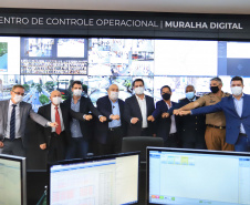 O governador Carlos Massa Ratinho Junior participou nesta terça-feira (5) da inauguração do Centro de Controle da Muralha Digital, projeto da Prefeitura de Curitiba voltado à gestão do trânsito, da segurança pública e também dos eventos climáticos que atingem a Capital. 