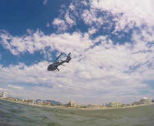 Nos primeiros 15 dias do Verão Consciente 2020/2021, o Batalhão de Polícia Militar de Operações Aéreas (BPMOA) atuou em resgates e remoções aeromédicas e prestou apoio com patrulhamento aéreo e atendimento de vítimas de afogamentos e acidentes de trânsito no Litoral.  - Curitiba, 05/01/2021 - Foto: Divulgação BPMOA/PMPR/SESP