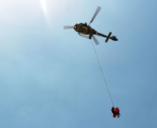 Nos primeiros 15 dias do Verão Consciente 2020/2021, o Batalhão de Polícia Militar de Operações Aéreas (BPMOA) atuou em resgates e remoções aeromédicas e prestou apoio com patrulhamento aéreo e atendimento de vítimas de afogamentos e acidentes de trânsito no Litoral.  - Curitiba, 05/01/2021 - Foto: Divulgação BPMOA/PMPR/SESP