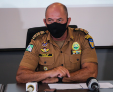 Coletiva de imprensa sobre a Operação da PM e PF desmantela grupo envolvido em roubos a bancos. O balanço do trabalho conjunto das polícias foi divulgado nesta quinta-feira (07/01), no Quartel do Comando-Geral da PM, em Curitiba. Na foto, durante coletiva de imprensa o subcomandante-geral da PM, coronel Hudson Leôncio Teixeira - Curitiba, 07/01/2021  -  Foto: Soldado Amanda Morais
