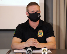 Coletiva de imprensa sobre a Operação da PM e PF desmantela grupo envolvido em roubos a bancos. O balanço do trabalho conjunto das polícias foi divulgado nesta quinta-feira (07/01), no Quartel do Comando-Geral da PM, em Curitiba. Na foto, durante coletiva de imprensa o  delegado da Polícia Federal, Peterson Manys, - Curitiba, 07/01/2021  -  Foto: Soldado Amanda Morais