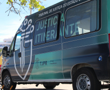 Para facilitar o contato com os moradores e veranistas que estiverem nas praias do Paraná durante a temporada de verão, o Tribunal de Justiça do Paraná (TJPR), por meio da 2ª Vice-Presidência, trouxe ao litoral o projeto “Justiça Itinerante”, que faz parte das atividades do Verão Consciente 2020/2021 do Governo do Estado. A unidade móvel percorre os balneários das praias do Paraná até a próxima segunda-feira (11/01). -  Curitiba, 08/01/2021  -  Foto: Divulgação TJPR
