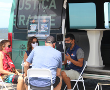 Para facilitar o contato com os moradores e veranistas que estiverem nas praias do Paraná durante a temporada de verão, o Tribunal de Justiça do Paraná (TJPR), por meio da 2ª Vice-Presidência, trouxe ao litoral o projeto “Justiça Itinerante”, que faz parte das atividades do Verão Consciente 2020/2021 do Governo do Estado. A unidade móvel percorre os balneários das praias do Paraná até a próxima segunda-feira (11/01). -  Curitiba, 08/01/2021  -  Foto: Divulgação TJPR