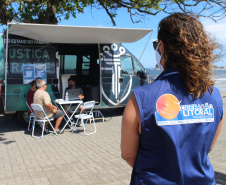 Para facilitar o contato com os moradores e veranistas que estiverem nas praias do Paraná durante a temporada de verão, o Tribunal de Justiça do Paraná (TJPR), por meio da 2ª Vice-Presidência, trouxe ao litoral o projeto “Justiça Itinerante”, que faz parte das atividades do Verão Consciente 2020/2021 do Governo do Estado. A unidade móvel percorre os balneários das praias do Paraná até a próxima segunda-feira (11/01). -  Curitiba, 08/01/2021  -  Foto: Divulgação TJPR