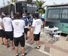 A Polícia Civil do Paraná (PCPR) e o Tribunal de Justiça do Paraná (TJPR) estão realizando atendimento integrado aos veranistas, na orla de Matinhos, no Litoral do Estado. A ação iniciou na sexta-feira (8), junto à Delegacia Móvel da PCPR. O objetivo é agilizar e facilitar a resolução de conflitos que venham a acontecer no Litoral.   -  Foto: Divulgação PCPR/SESP