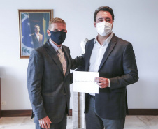 O governador Carlos Massa Ratinho Junior autorizou formalmente a doação de um ônibus para o Tribunal de Contas do Estado do Paraná (TCE-PR). O veículo será utilizado para a implementação do Tribunal Itinerante, projeto idealizado pelo novo presidente da Corte, Fabio Camargo, para aproximar o trabalho de fiscalização ao dia a dia dos cidadãos paranaenses.
