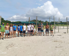 Cerca de 190 quilos de resíduos sólidos foram retirados da Ilha do Mel nesta terça e quarta-feira (12 e 13). A iniciativa foi uma parceria entre o Instituto Água e Terra (IAT), a ONG Eco Local Brasil e a população nativa da Ilha. Ao todo, 46 voluntários participaram do mutirão de limpeza das praias, ação que faz parte do movimento Somos da Ilha do Mel, organizado pela população local.  -  Foto: Divulgação SEDEST