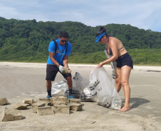 Cerca de 190 quilos de resíduos sólidos foram retirados da Ilha do Mel nesta terça e quarta-feira (12 e 13). A iniciativa foi uma parceria entre o Instituto Água e Terra (IAT), a ONG Eco Local Brasil e a população nativa da Ilha. Ao todo, 46 voluntários participaram do mutirão de limpeza das praias, ação que faz parte do movimento Somos da Ilha do Mel, organizado pela população local.  -  Foto: Divulgação SEDEST