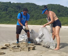 Mutirão recolhe cerca de 190 quilos de resíduos na Ilha do Mel. Foto:SEDEST